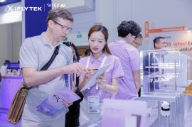 GITEX ASIA 2026にてAINOTE 2を体験する来場者