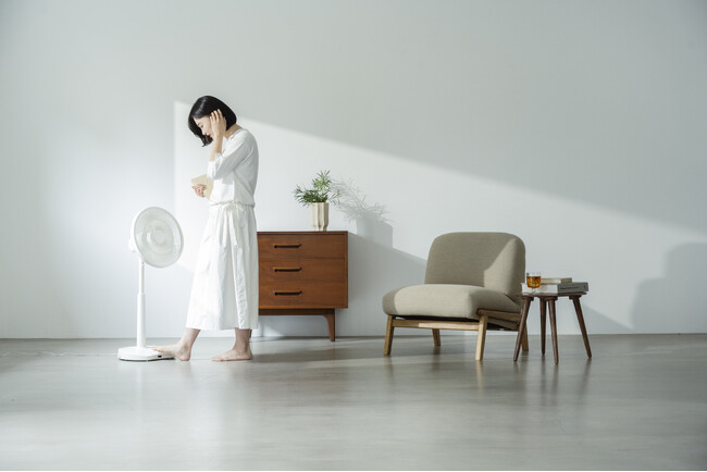 【“ズボラ”ではなくこれが“正解”！】シロカ、足で触れるだけで操作できる扇風機「しゃがみま扇」を発売