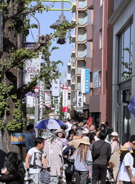 大賑わいの昼時 大賑わいの昼時