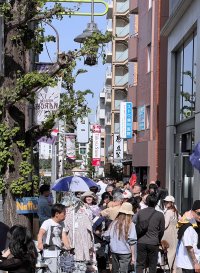 カメラがまだ知らない、東京の48時間　～東京・目黒通りの歩道に48時間限定で約100軒のマーケットが並ぶ「第15回目黒マルシェ」5月2日・3日開催～