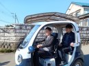 実際に株式会社バブルを訪れ試乗をする萩原鉄也氏 後部座席に乗る株式会社バブル社長 鈴木俊介氏 実際に株式会社バブルを訪れ試乗をする萩原鉄也氏 後部座席に乗る株式会社バブル社長 鈴木俊介氏