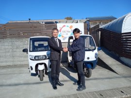 神奈川県伊勢原市の市長 萩原鉄也氏と握手を交わす株式会社社長 鈴木俊介氏 神奈川県伊勢原市の市長 萩原鉄也氏と握手を交わす株式会社社長 鈴木俊介氏