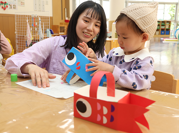 こどもの日を前に高槻市で親子でこいのぼりバッグ作り