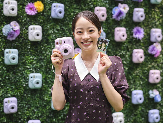 新製品「instax mini 13(TM)」のアンバサダーに就任した池端杏慈さんも体験！instax(TM)“チェキ”体験イベント 開催レポート