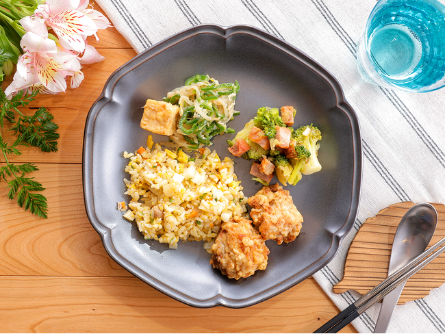 王道コンビが罪悪感なく楽しめる!「具沢山チャーハンとから揚げ」が4月17日(金)に新登場