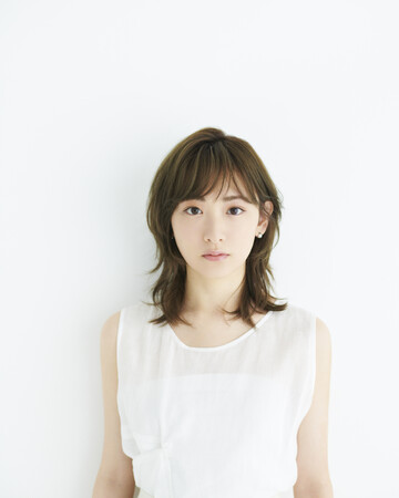 生駒里奈さんが故郷・秋田に凱旋！「道の駅にしめ はまなすの里」リニューアル記念イベントに登壇し、自身描き下ろしデザインの「はまなすミルクソフトクリーム」スリーブを発表！！