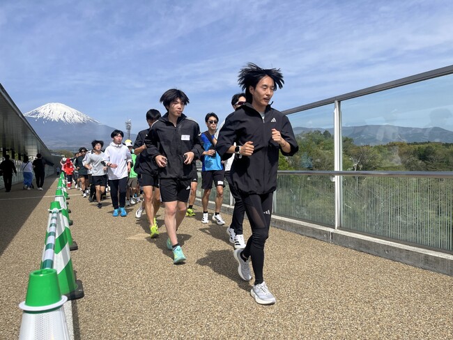 御殿場出身・箱根駅伝記録を保持するプロランナー吉田響選手と約100人が御殿場アウトレットを疾走　“ウェルネスショッピング”の一環としてランニングイベントを初開催