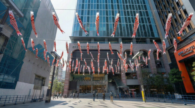 【ゴールデンウィークのおでかけに！東急歌舞伎町タワーの子供向けイベント】音楽とともに楽しむ「かけっこアタック」の開催が決定。さらに、シネシティ広場に１０９匹の鯉のぼりが登場！