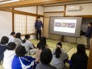 講師の講演に耳を傾ける生徒の様子