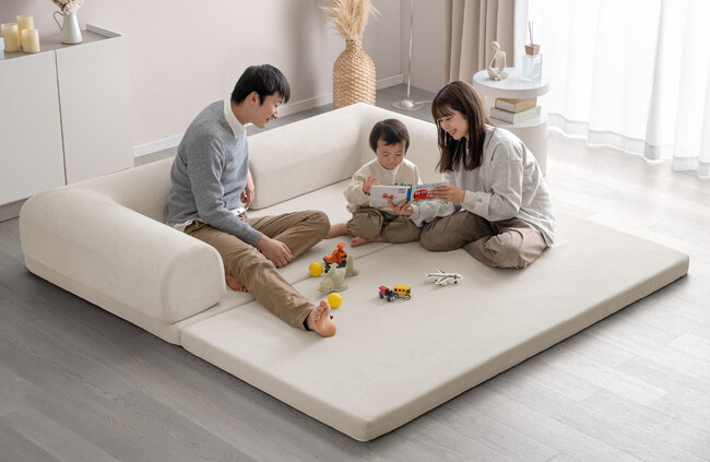 たたむとすっきり、広げるとゆったりの「自由なくつろぎ」日常にフィットする『折りたたみ組み換えソファ』発売