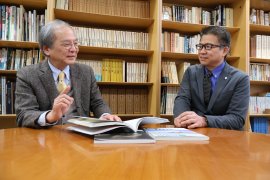 小嵜前所長(左)と加藤新所長(右) 小嵜前所長(左)と加藤新所長(右)