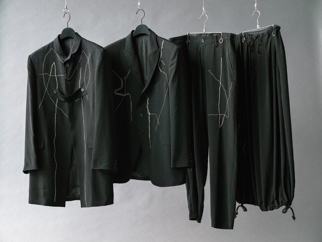 Yohji Yamamoto POUR HOMME、1994-95年秋冬コレクションに着想を得た、ひび割れ刺繍シリーズを展開