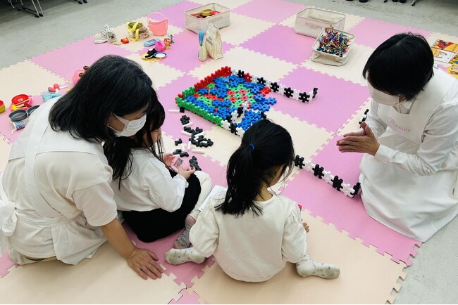 【ポピンズ】「お子様連れ学会」をスタンダードに！応用物理学会で託児サービス提供｜学会託児サービス 実施事例