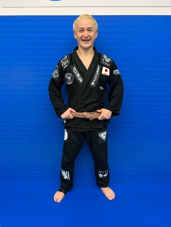 “最強芸人”ガリットチュウ福島氏、ブラジリアン柔術の”ブラジル”へ！トレーニングマシンメーカーのザオバが活動サポートを決定！