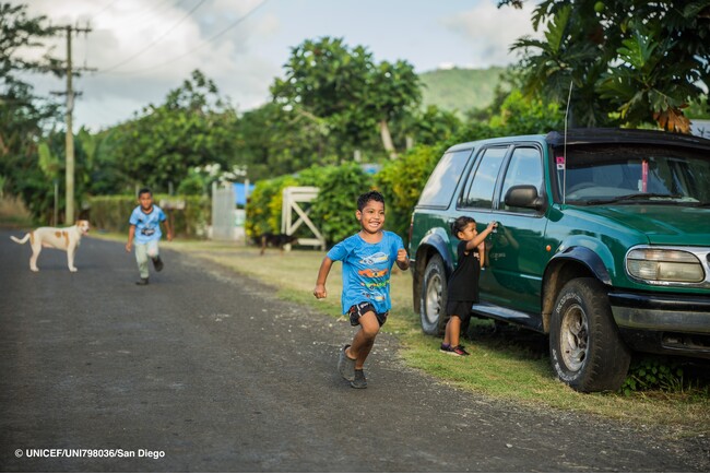 日本政府とUNICEF、サモアの子どもと若者を薬物から守る取り組みを支援