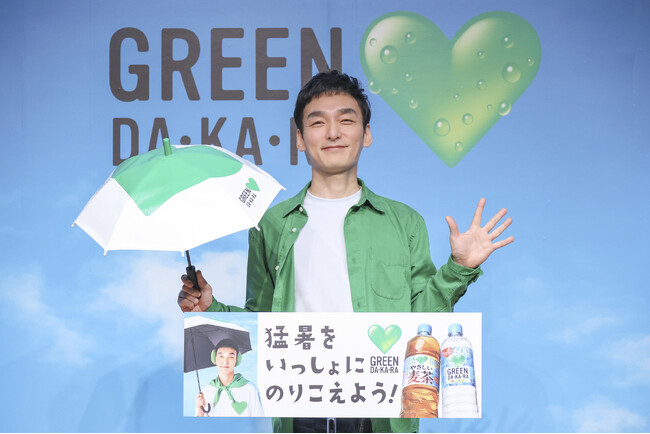 草彅剛さんが登壇し、ＧＲＥＥＮ ＤＡ・ＫＡ・ＲＡ「おやこひがさ大作戦！」＆新ＣＭ発表会実施