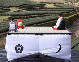 信國製茶(相良村)さんの茶畑にて。久米熊野座神社・椎葉社宮司(奥)と、南光院・渕田雲渓住職