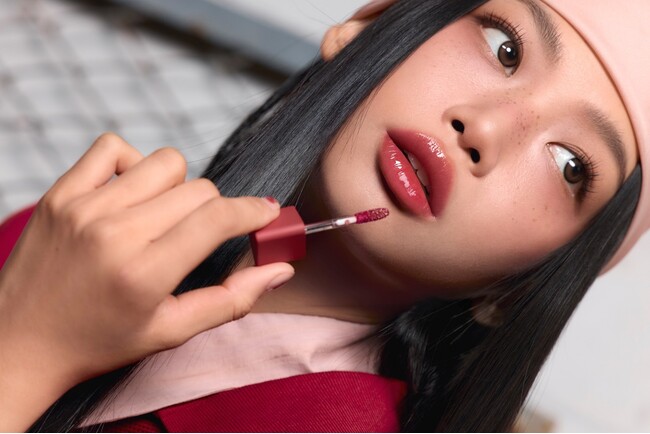 3CEから #三角ティント 新登場！ 。弾む光沢、“てりっと”オイルティント。 クリアなオイル膜で、色ツヤ密着ロック。 