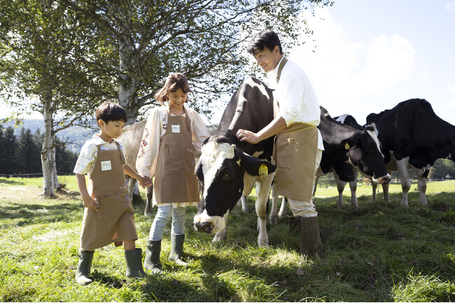 【リゾナーレトマム】五感で学ぶFarm to Table。生産から家族と一緒に分かち合うまでをリゾート内で体験できる「酪農Academy～夏休みの自由研究～」開催