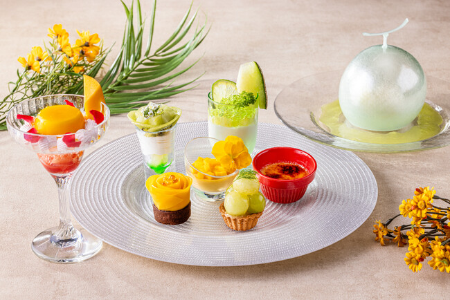 【新横浜プリンスホテル】初夏の楽しみを一皿に!割って楽しむ仕掛けスイーツも『メロン&マンゴー スイーツプレート』を販売