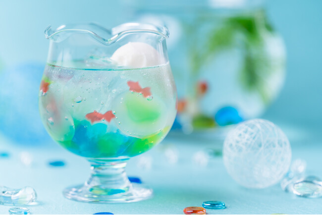 京都（祇園）のスイーツカフェ“吉祥菓寮”から、可愛らしい金魚が泳ぐ涼やかなグラススイーツ「彩りわらび-金魚鉢-」が5 月1 日（金）に夏季限定で新登場。