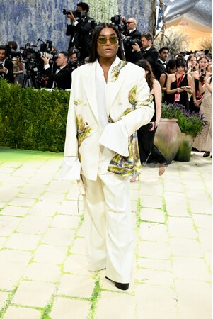 ロー・ローチがメットガラ2026（Met Gala）でAmi Parisのカスタムルックを着用