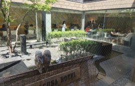 中庭から見るダイニングカフェ 中庭から見るダイニングカフェ