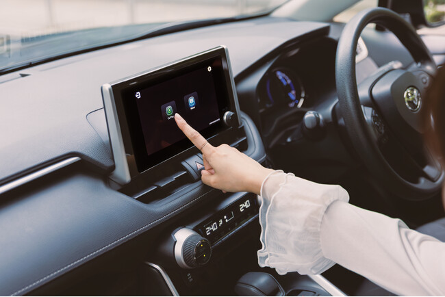 “スマホの動画、車で見られたら…”を後付けで実現――有線CarPlayをワイヤレス化しながら車内大画面で映像視聴できる「GetPairr Mirror Cast」、在庫限り9,999円（税込）で提供