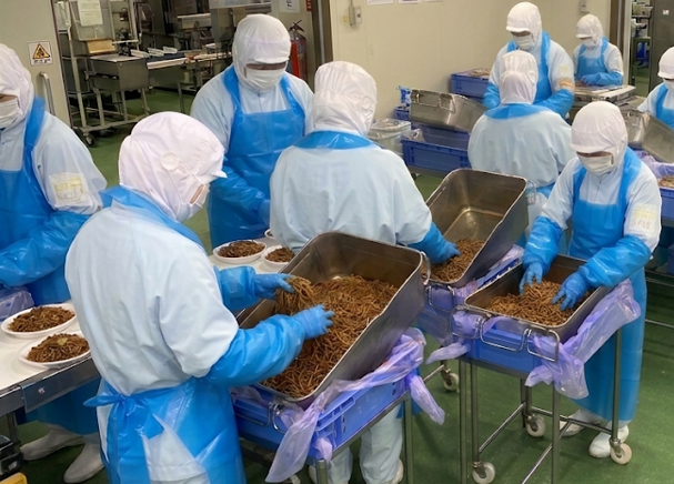 中西製作所、人手75%削減の茹麺計量盛付ロボットをFOOMA 2026で発表