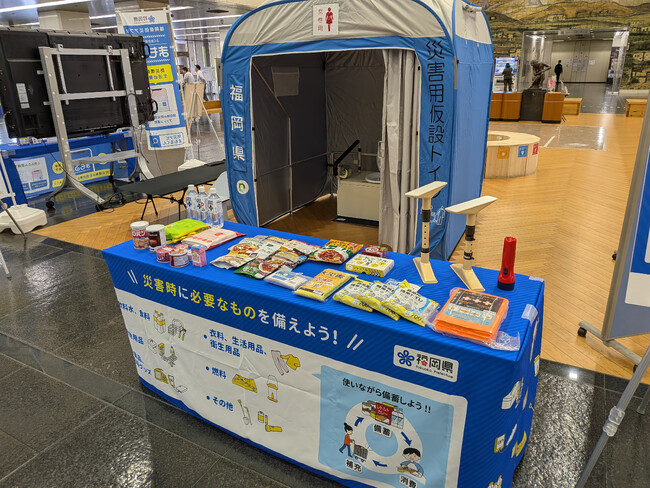 災害時の“トイレの備え”をもっと身近に。PYKES PEAKの非常用携帯トイレが福岡県庁「今年の大雨対策」展に展示