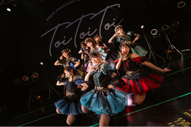 Toi Toi Toi、8人体制の“完全体”で迎えたデビュー1周年公演を完遂　新曲2曲＆新衣装披露で2年目へ