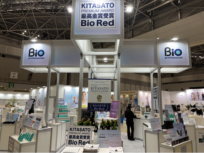 KITASATO Premium Award 最高金賞受賞の「Bio Red」、ビューティーワールド ジャパン 東京で初披露初日の試飲数は数百杯超、専門来場者が“品質の裏付け”に高い関心