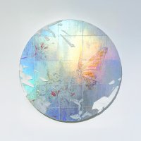 【京都 蔦屋書店】おれちょ本多の個展「煌めきの点を繋ぐ 2026」を6月5日（金）より開催。箔のように貼ったホログラムと絵具の層が、反射と透過で多彩な表情を生み出す。