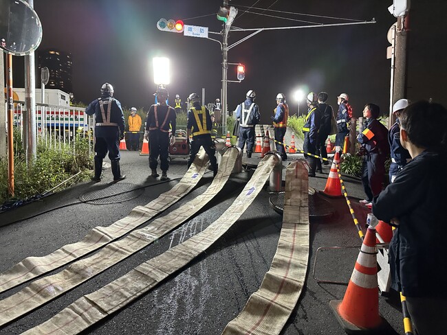 大雨浸水対応のための夜間総合排水訓練を、4月24日に諏訪排水樋管で実施しました。