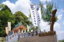 令和8年5月7日に撮影された天乃鳥舟神社の社殿と幟旗