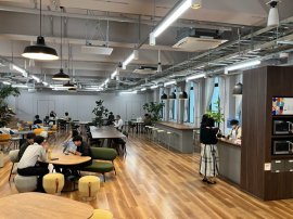 2号館1Fに設けられたカフェエリア「Innovation Cafe」。休憩時間に従業員が集う空間 2号館1Fに設けられたカフェエリア「Innovation Cafe」。休憩時間に従業員が集う空間
