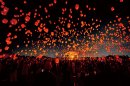 糸付きのおもりがついたスカイランタンを一斉に浮かべる。 糸付きのおもりがついたスカイランタンを一斉に浮かべる。