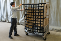 中東情勢の影響で“荷崩れ防止ラップ不足”が深刻化　五常の繰り返し使えるカゴ台車カバー「コボサンクス」の問い合わせが前月比2倍に増加！