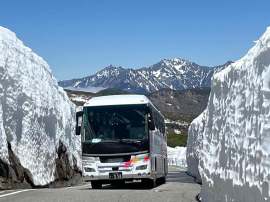 雪の壁の間を運行 雪の壁の間を運行