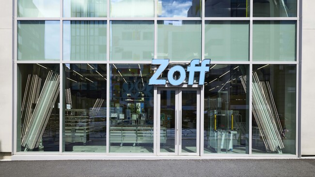 メガネ業界初！レンズ自動加工機ロボットを店舗に導入 。新たな旗艦店となる次世代型コンセプトショップ「Zoff SHIBUHARA店」 2026年5月29日（金）オープン