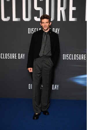 【Dior】ジョシュ・オコナーが『ディスクロージャー・デイ』プレミアでディオールを着用