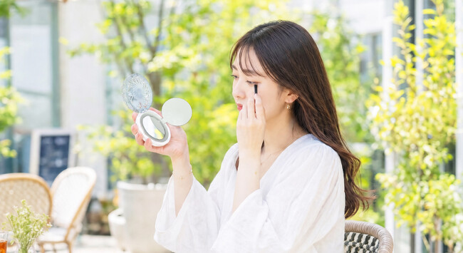 「夏のメイク直しを汗で崩さない」女優ミラー＆ライト付きコスメ型ハンディファンが6月6日からの楽天24時間タイムセールで55％OFF＆800円OFFの限定価格に