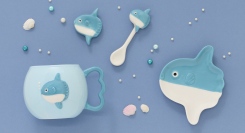 マンボウ好き必見！？　おとぼけ顔のマグカップやプレートなど癒やしの食器シリーズ「Go!Go!manbou」を雑貨店・ブルーブルーエで好評発売中