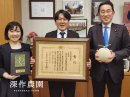メロンを手にした岸田元首相より激励のお言葉をいただきました