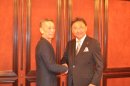 【画像2】握手を交わす大石代表(写真右)と石政代表(写真左) 【画像2】握手を交わす大石代表(写真右)と石政代表(写真左)