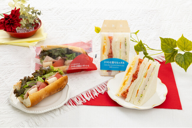 レタスやトマトなど彩り野菜がたっぷり！暑い夏にさっぱりと食べられるサンドイッチ「パンDEサラダ シャキッと野菜シーザーソース」と「トマトと彩りミックス」が登場
