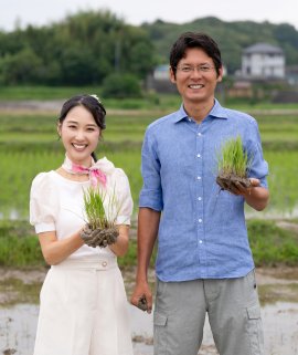 右:教主代行・岡田真明 左:教主代行補佐で夫人の岡田マミ 右:教主代行・岡田真明 左:教主代行補佐で夫人の岡田マミ