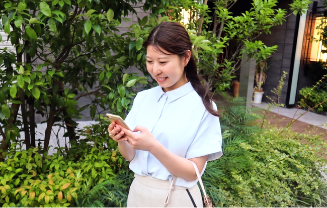 朝から30℃超の通勤に！“猛暑・酷暑”には冷たいアイテムが必須「前年比約3倍の数量」過去最大規模で「接触冷感トップス」を展開！
