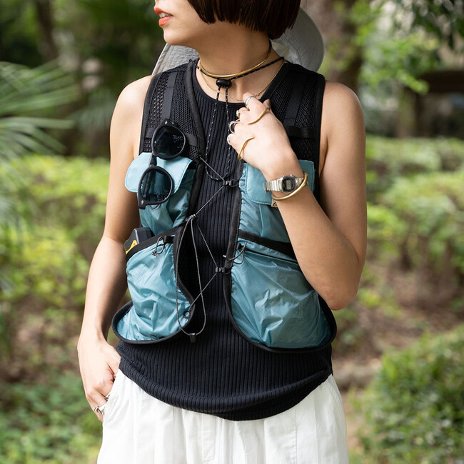 バックパックを、着る。フェスやアウトドアをもっと自由に。COBMASTERから「HUMMING PACK VEST」が登場