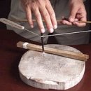 1mmのケシパール一粒づつ、糸穴を手作業であける 1mmのケシパール一粒づつ、糸穴を手作業であける